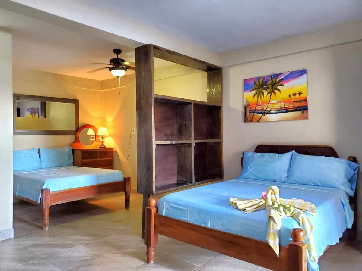 Beach Club Condos At Popeyes Caye Caulker Exterior photo
