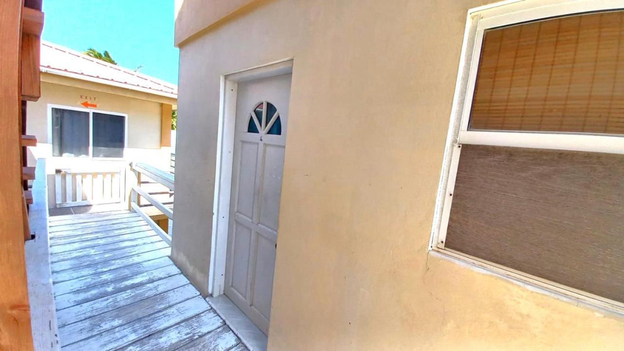 Beach Club Condos At Popeyes Caye Caulker Exterior photo