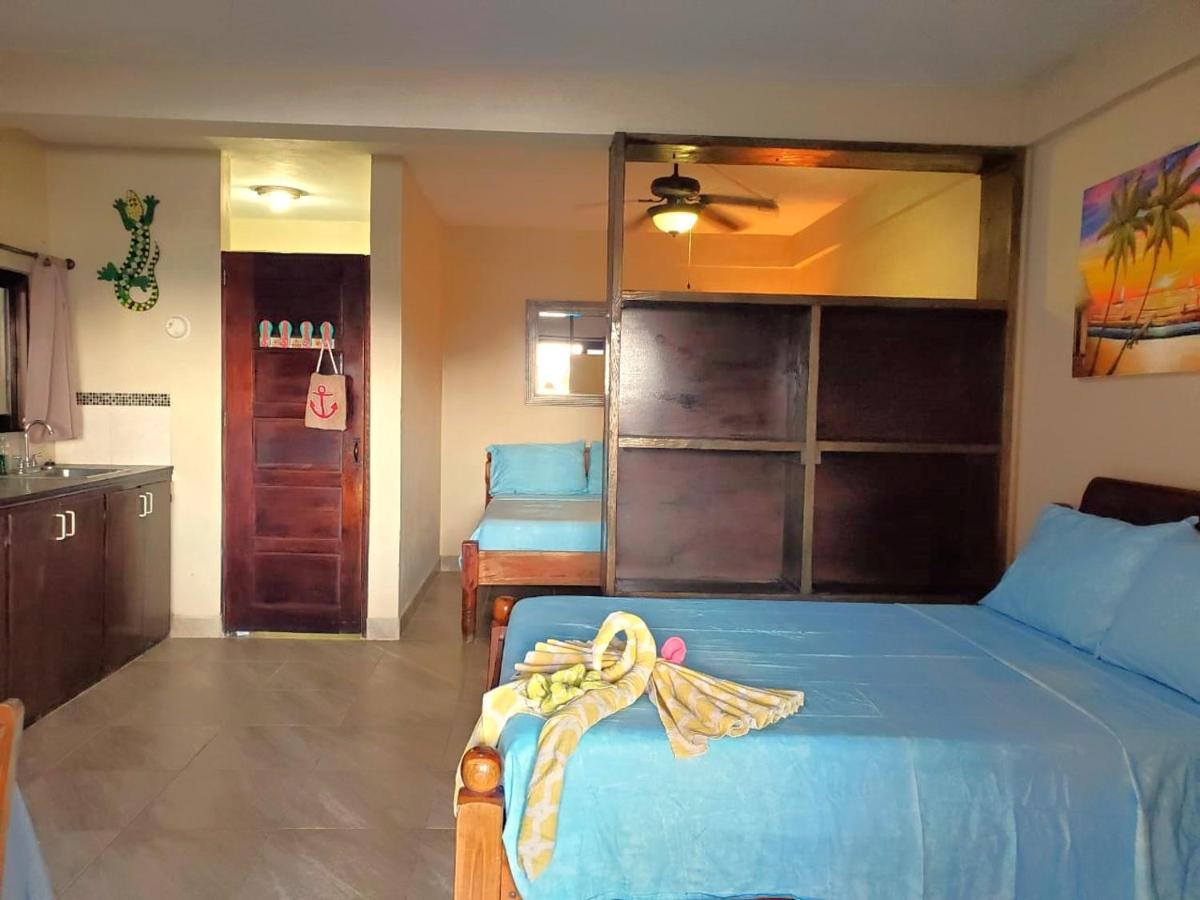 Beach Club Condos At Popeyes Caye Caulker Exterior photo