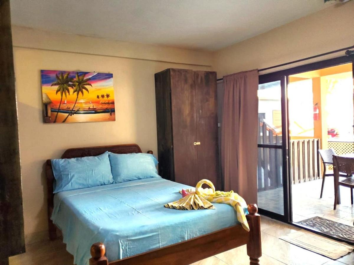 Beach Club Condos At Popeyes Caye Caulker Exterior photo