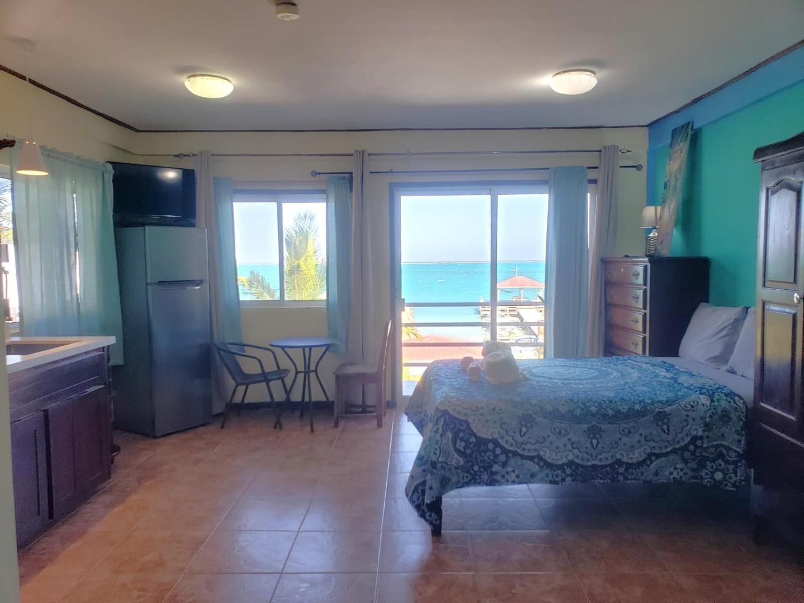 Beach Club Condos At Popeyes Caye Caulker Exterior photo